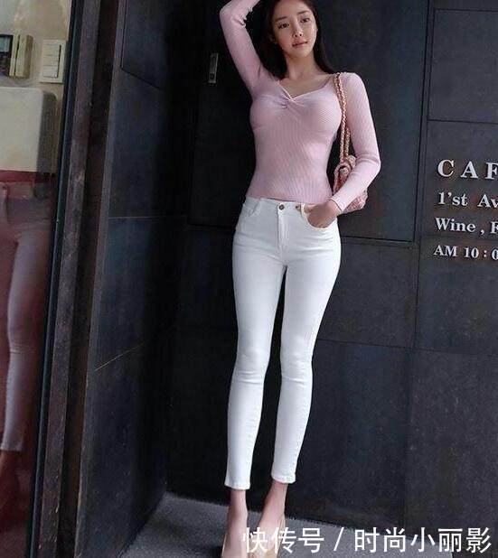 窈窕多姿的牛仔裤美女，身材曲线相当完美，看起来十分“养眼”