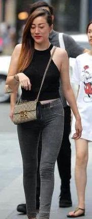 牛仔裤穿起来不挑年龄，无论是年轻的姑娘还是辣妈都非常适合穿搭