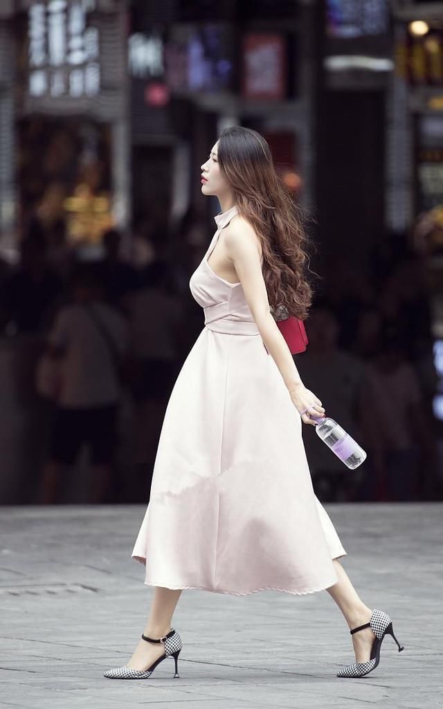 偶遇美女，清新靓丽魅力非凡，美腿很是迷人!