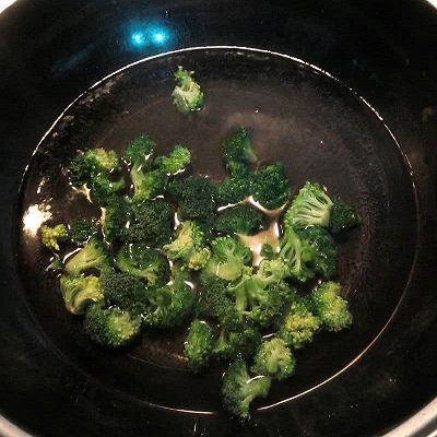  『家常』爆炒西兰花火腿（家常）