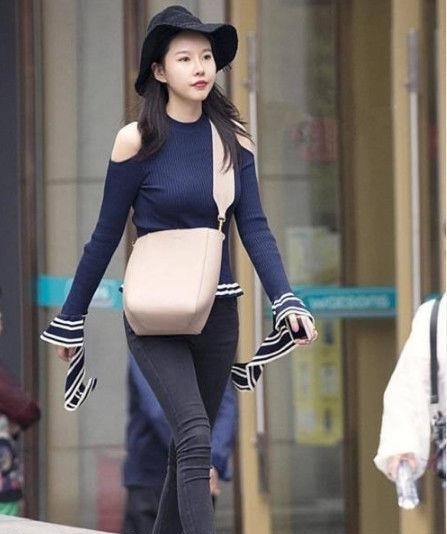  风哥|风哥街拍：温婉可人的美女，塑造腿部线条