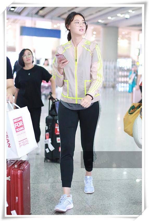 182张梓琳与192惠若琪穿黑色紧身裤，网友:见识到运动员的腿啥样