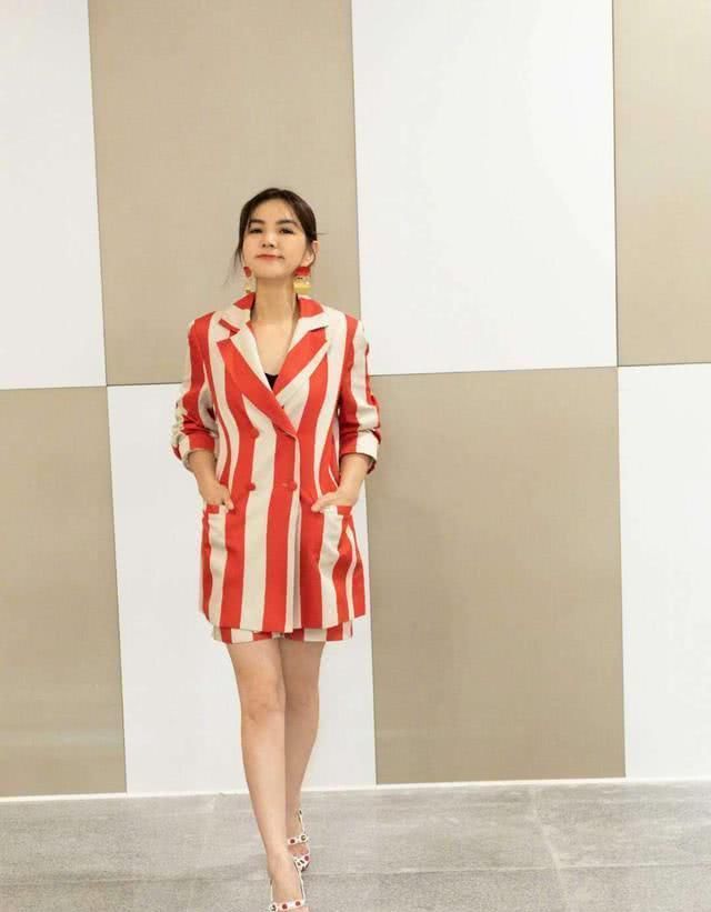  『女人』Ella改风格了，留长发踩高跟现身《青春有你2》，女人味十足