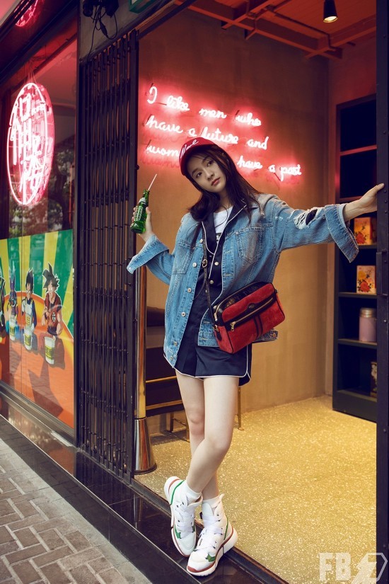 张雪迎时尚大片新鲜出炉 随性演绎城市精灵