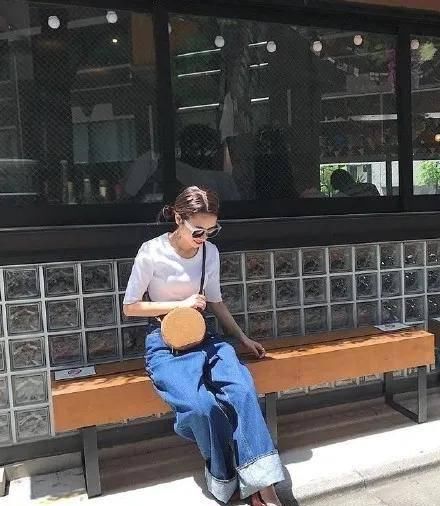  女生■黑黄皮的小个子女生相貌一般却很时尚潮流！穿衣搭配显瘦气场，填满现代感！