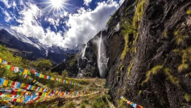 天堂向左，雨崩向右。不去天堂，就去雨崩