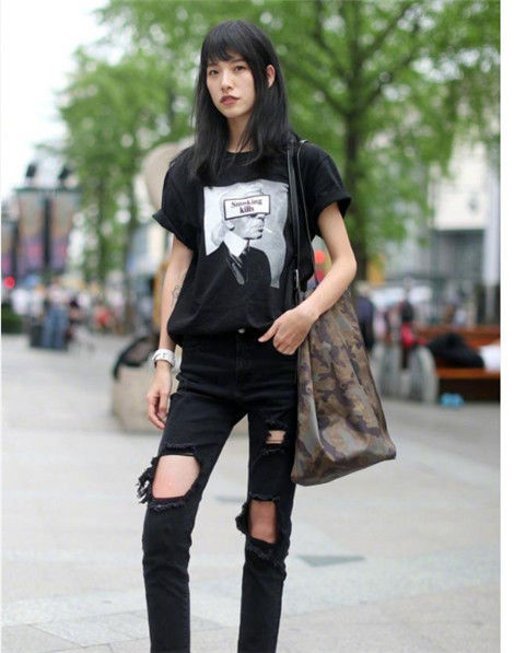 小美女:街拍:清爽时尚的小美女,毛边短裤和黑色吊带搭配,时尚又大气