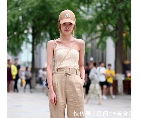 『小姐姐』街拍:超可爱的小姐姐,大长腿十分亮眼,非常有女人味