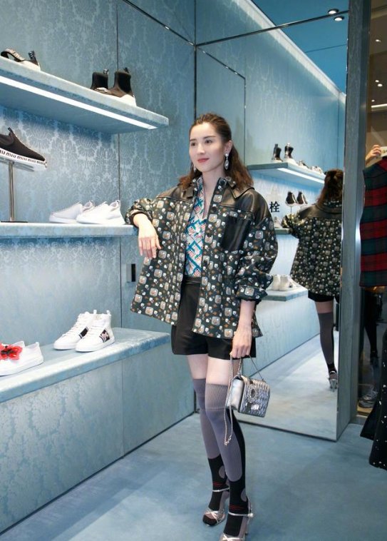 宋佳穿高跟凉鞋，里面套过膝长袜也不土，网友:还不是因为腿好看