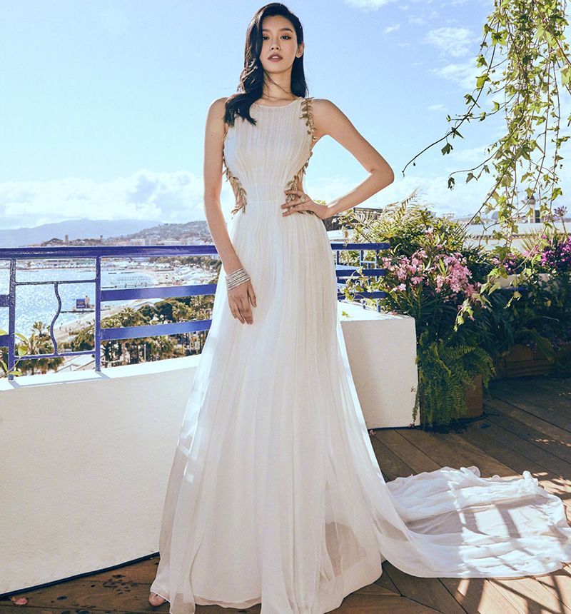 奚梦瑶出席活动，礼服上身两侧是空的，网友：跟个肚兜似的好俗气