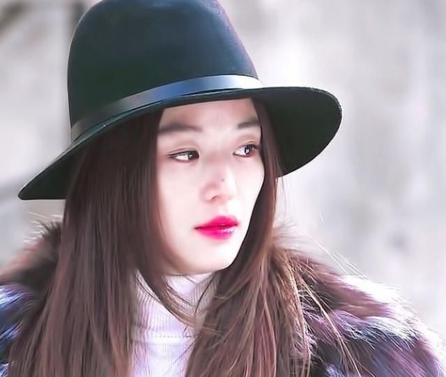 正确的戴帽子方式才会显脸小，跟电视剧女主提升整体造型