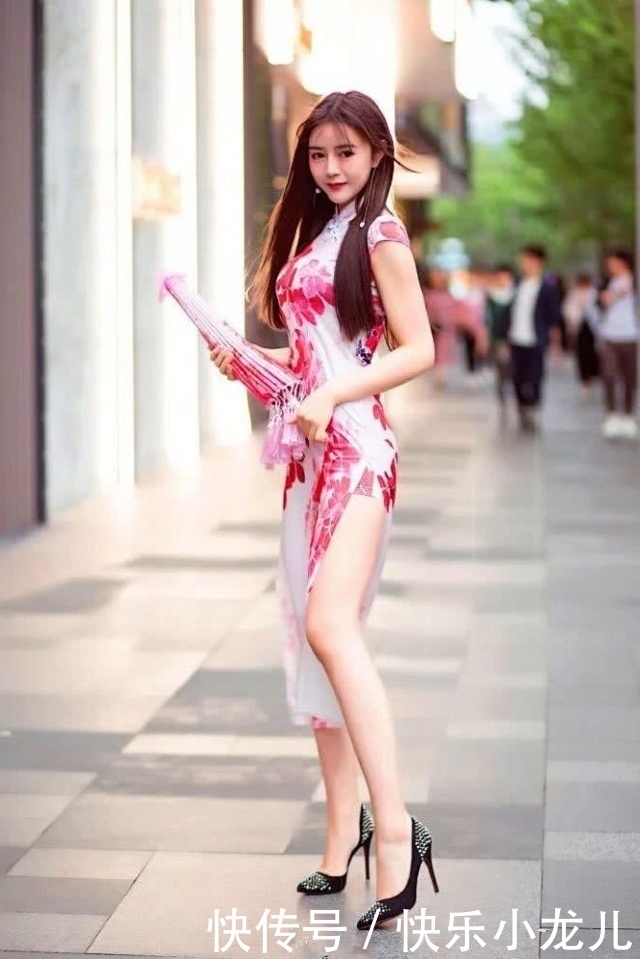  「美女」街拍：靓女穿着一件粉红色印花旗袍裙，气质又有魅力