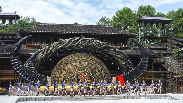 假期到苗寨旅游，美女私下递给“个人用品”别乱接，不是给你擦汗