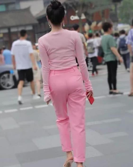 「红色」街拍:群芳难逐的美女,一件黑色上衣配红色短裙,时尚魅力好身材