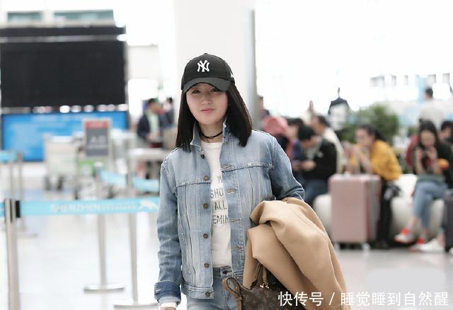 厉害了杨钰莹！撞衫关晓彤一点都没输，明明大27岁看着更像姐姐