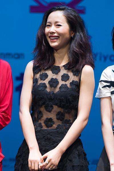 江一燕太大胆了! 薄纱裙印出bra, 网友: 还好穿了安全裤