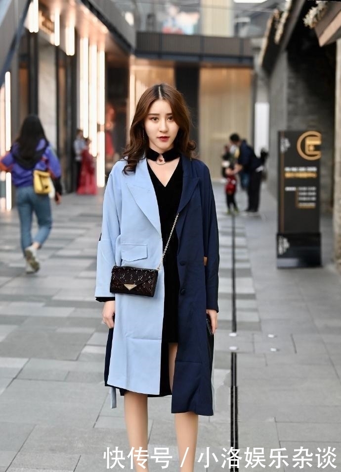 【气质】小姐姐穿高腰吊带T恤秀小蛮腰,性感力满满,这身材真是给力