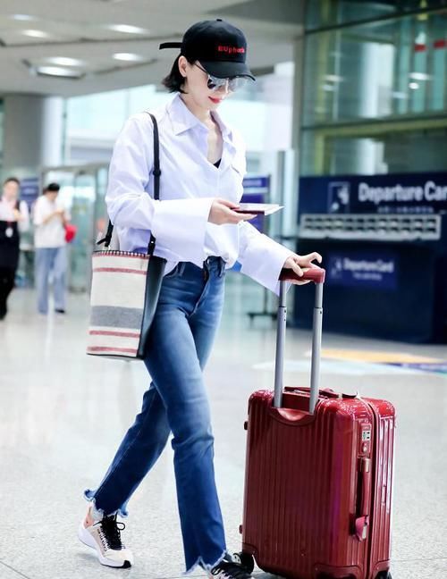  「女性」属于四十多岁女性的穿搭经，一条简单的牛仔裤，也能穿出时髦感