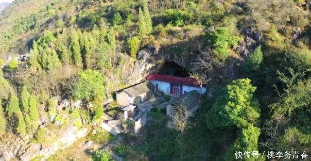 云南大山发现一户人家,在岩洞下盖房子隐居,与世无争