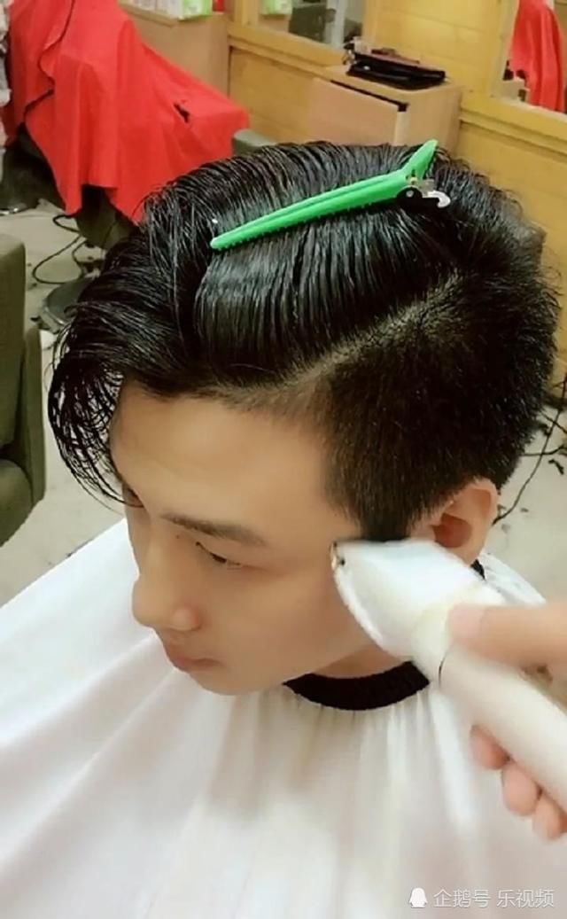 小伙失恋了去理发,发型师给他剃了个社会头,没想到变化这么大