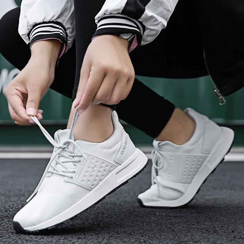 越来越多的女人出门不穿高跟鞋，瞧下图这样穿，回头率高到爆表