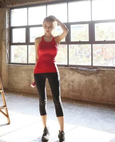 身材苗条的打底裤美女，颜值高气质好，回头率百分百！