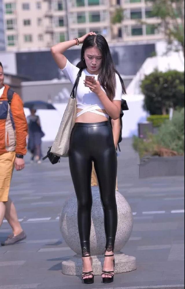 皮裤紧俏美得不动声色，让你成为最亮眼的一抹青春