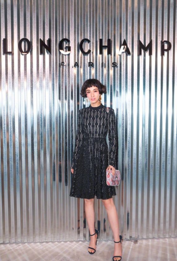 吴昕去了纽约之后，气质又变了?网友:好像戴了一个假发!