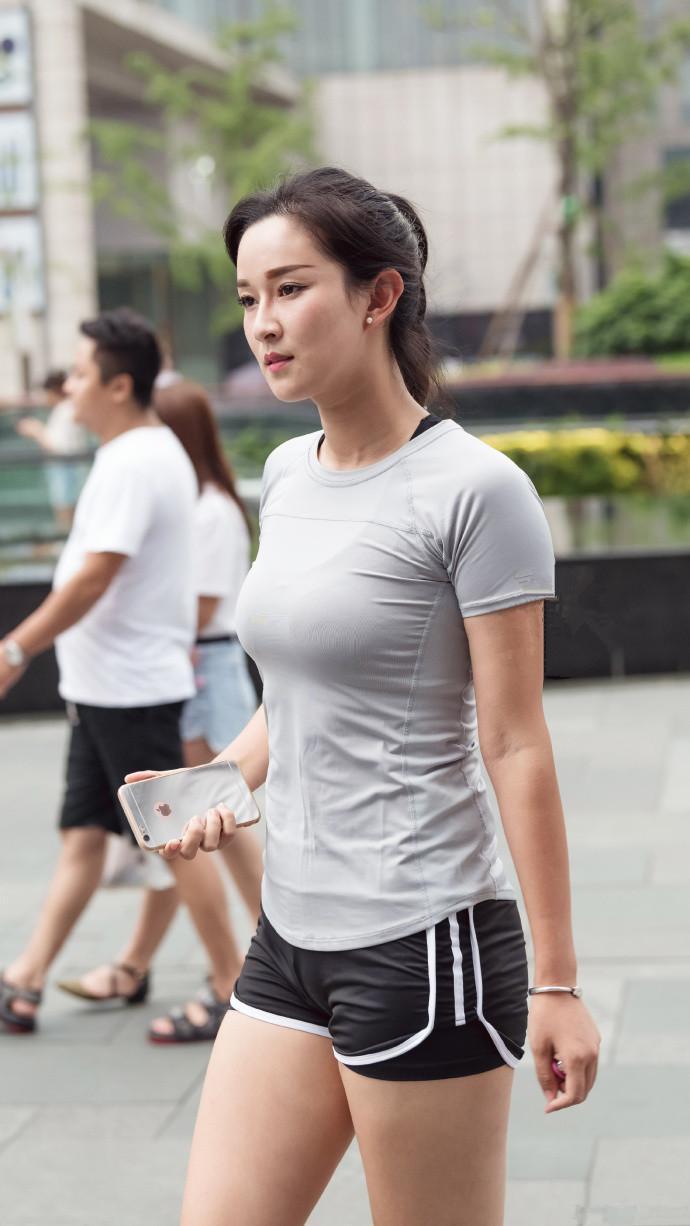  『身穿』街拍：美女身穿无袖上衣，领口的珍珠v领，看起来非常甜美可人