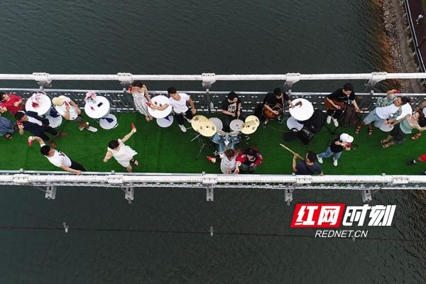 青岛啤酒在石燕湖上演空中啤酒节欢度七夕