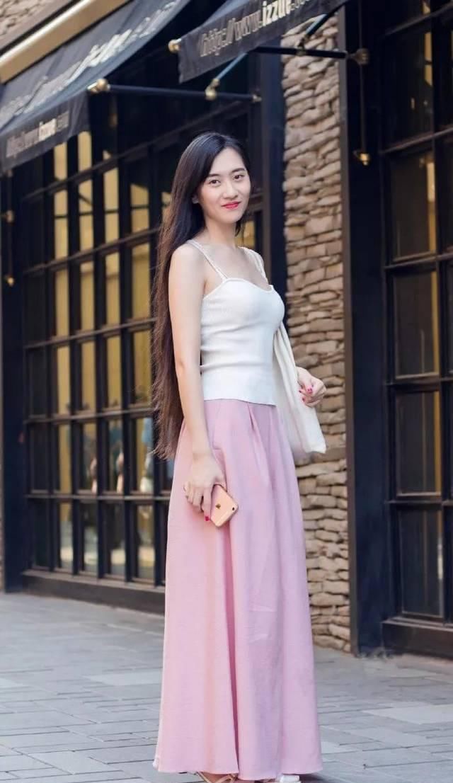  春天：高跟鞋搭配连衣裙，让女性在春天更显魅力