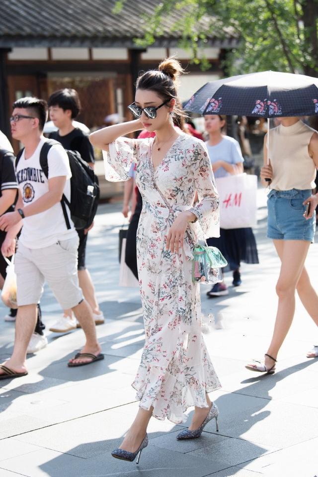 路人街拍：漂亮的女孩子有一双修长美腿就可以穿短裤，非常养眼