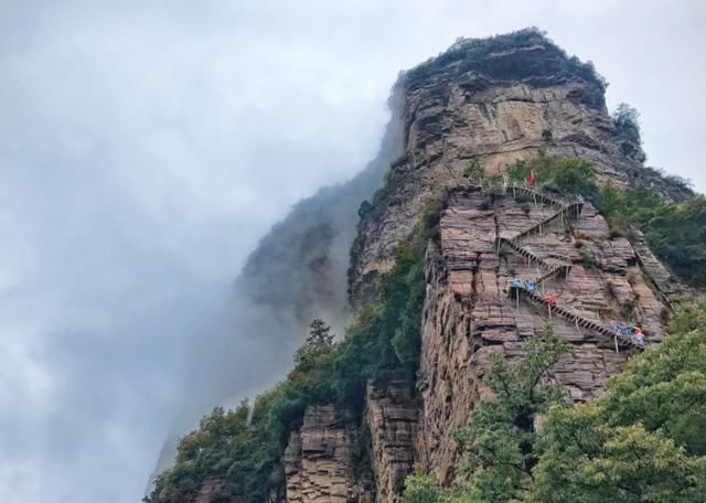 太行山一座“惊险”楼梯，高达88米，耸立在万丈悬崖旁