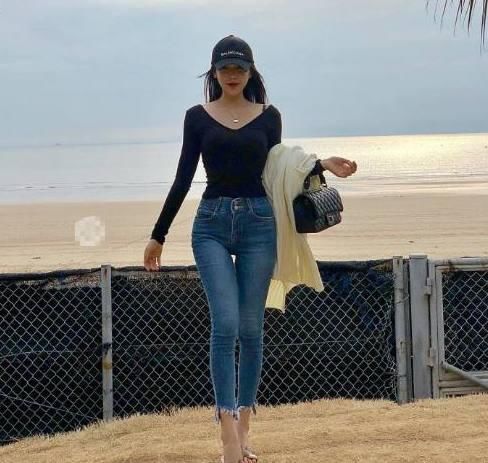 格外靓丽的牛仔裤女神，尽显曼妙多姿的美感，真让人着迷!