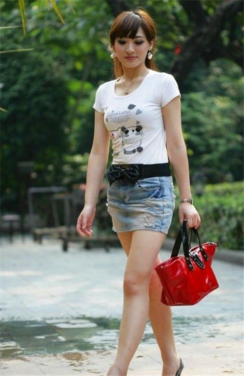 美女|街拍:优雅可人的美女,白色上衣+黑色短裙,轻松展现曼妙的好身材