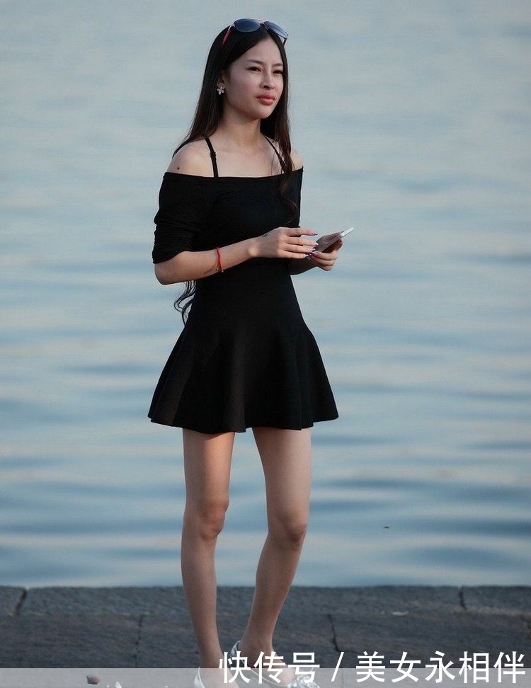 街拍:黑色连衣裙小姐姐,一个人在海边散步,气质优雅迷人