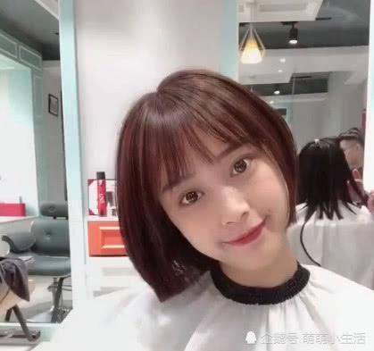 俏皮可爱的小姐姐去理发，剪完秒变鹅蛋脸 网友：一剪遮三丑