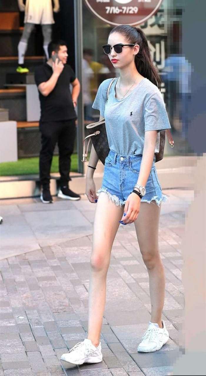 街拍：灰色T恤搭配牛仔热裤，适合身材纤细的女生，给人清新美感