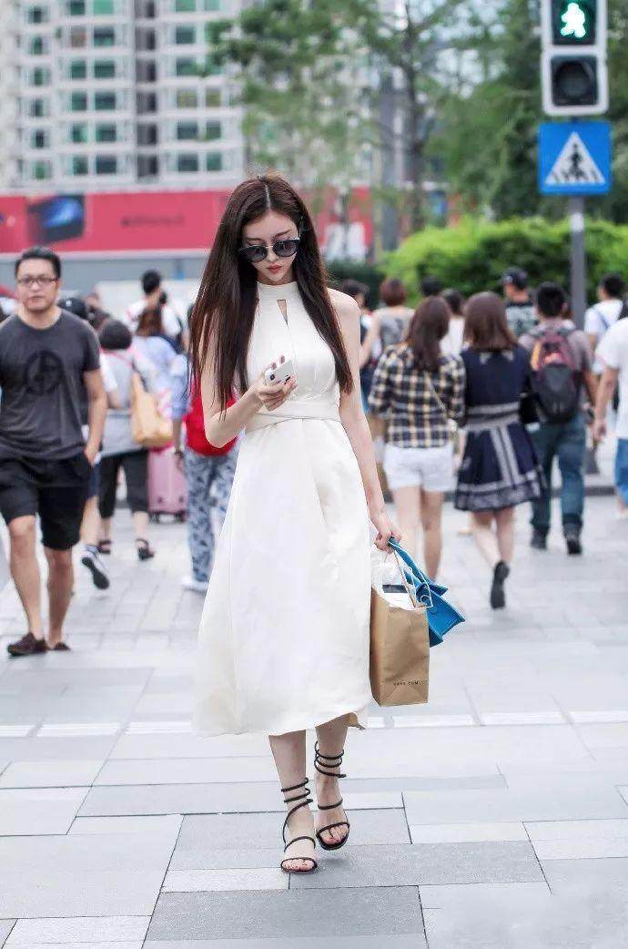 白色连衣裙让小姐姐看上去格外清新婉约, 纯洁又淑女