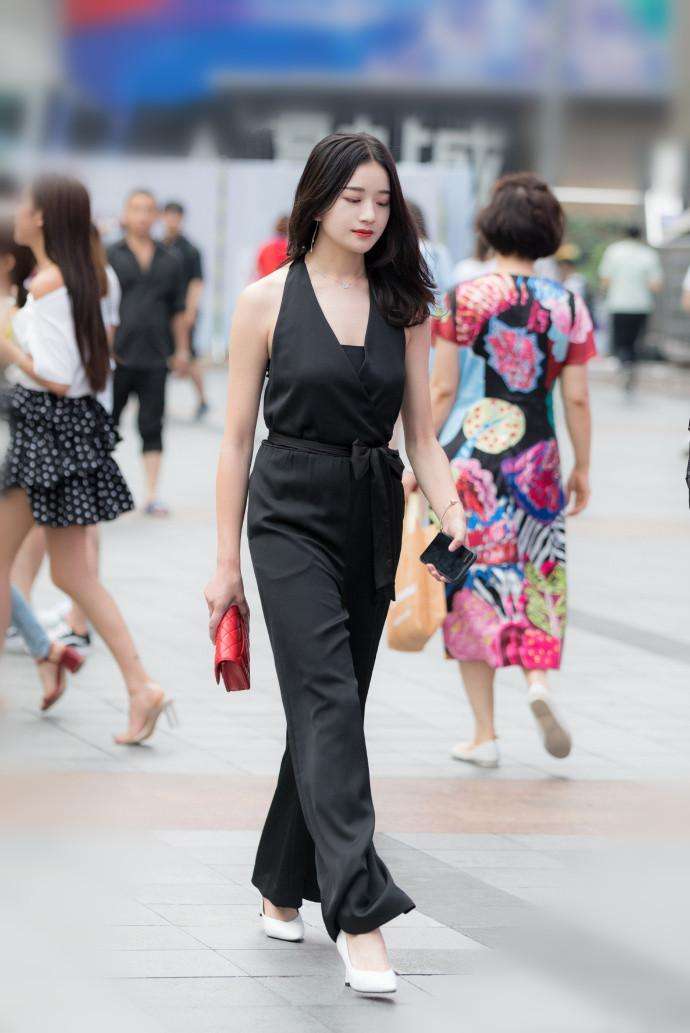 重庆街拍, 这样的穿搭修饰魅力身材, 让姑娘的女人味得到尽情舒展