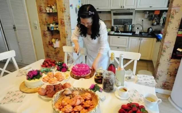 小院：不争朝夕，只闻花香，她花费12年缔造了一座繁花小院