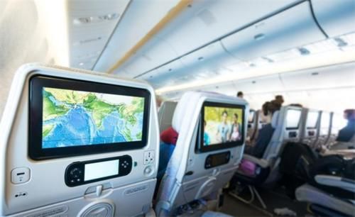 坐飞机时忽然睡醒问空姐到哪儿了，通常空姐都会怎么回答？