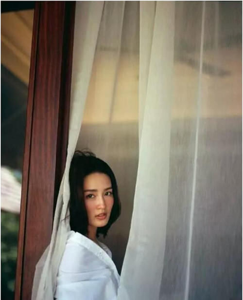 换个发型妆容就美出天际了，新出的晒伤妆你试吗？李沁疑似整容？