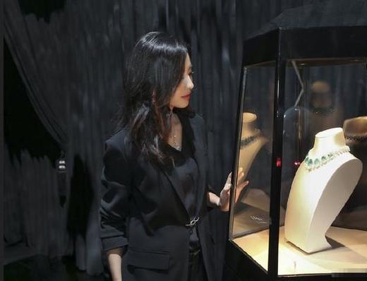 佟丽娅和叶一茜同是34岁，同穿黑西装却一个是女神一个似路人！