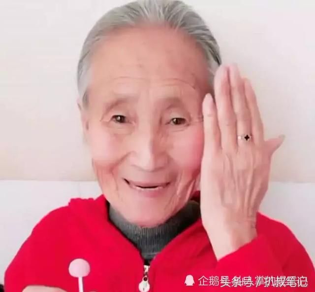 孙女给60岁奶奶化妆，当她放下手的那一刻 网友:你调皮了