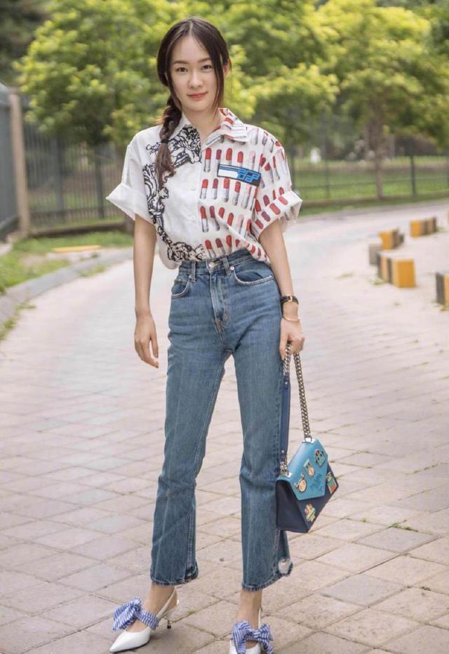 霍思燕身穿条纹衬衫+牛仔裤，气场全开，网友：15cm高跟鞋太抢镜