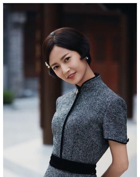 深刻：陈钰琪新剧来袭，挑战民国造型，短发像假小子