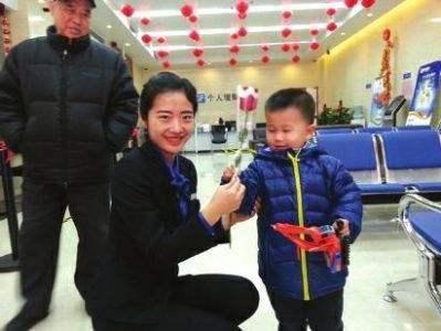 把1万元和两个五千元存银行，哪个利息更多？不说了我先去存钱了