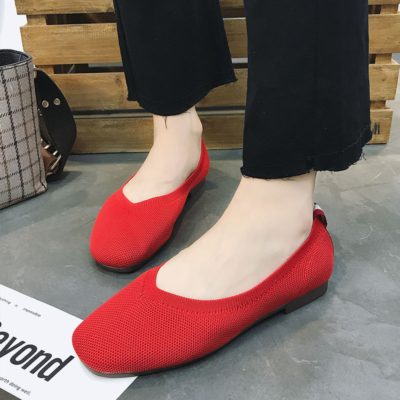 不爱穿高跟鞋的女人有福了，瞧瞧新出的“凉鞋”，简单好看还减龄