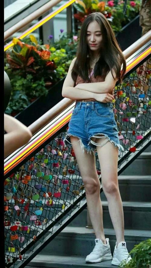 街拍：时尚性感青春靓丽的小姐姐，白皙光鲜在人群中很抢眼！